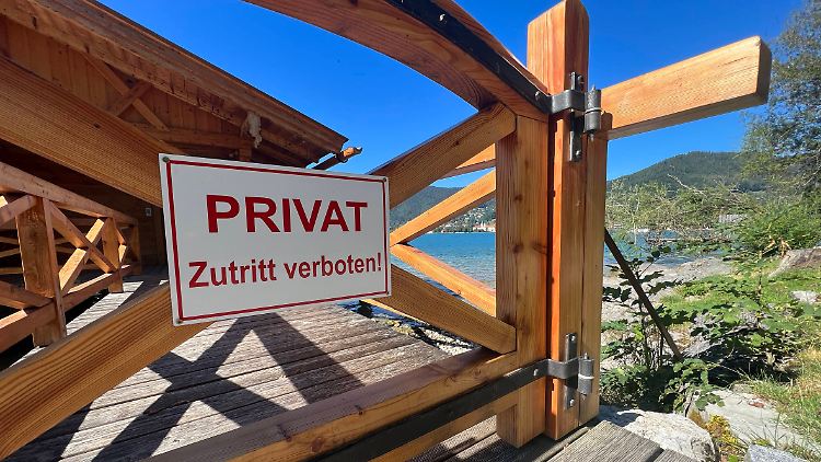 Zutritt verboten: Die Villa des Oligarchen Alischer Usmanow wurde wegen des Verdachts von Sanktionsvergehen, Steuerhinterziehung und Geldwäsche von Polizei und Steuerfahndern durchsucht.