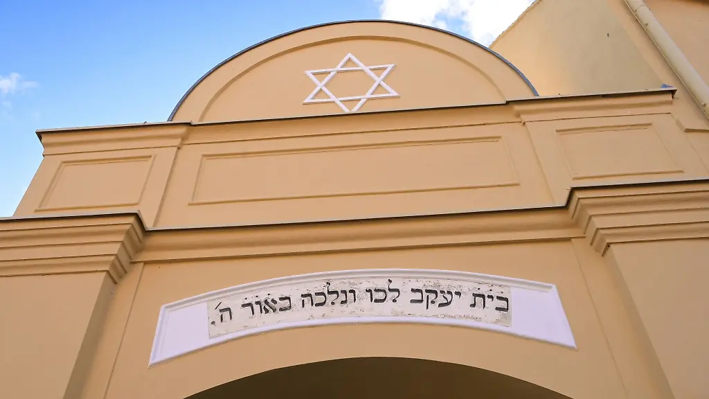 Eine-Inschrift-in-Hebraeisch-und-ein-Davidstern-befinden-sich-ueber-dem-Eingang-zum-Museum-Synagoge-Groebzig