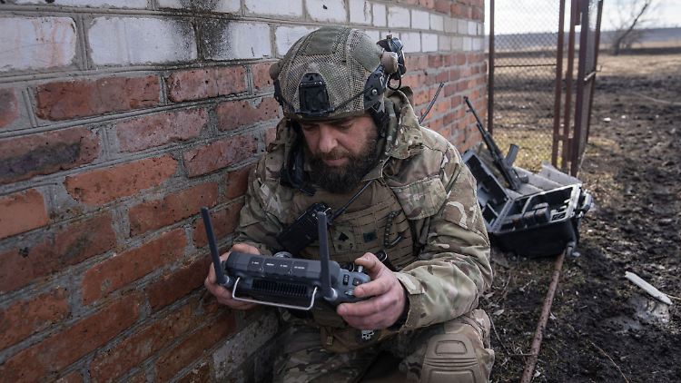 Die Situation der ukrainischen Verteidiger in der umkämpften Stadt Bachmut wird nach Einschätzung britischer Geheimdienste immer prekärer. 