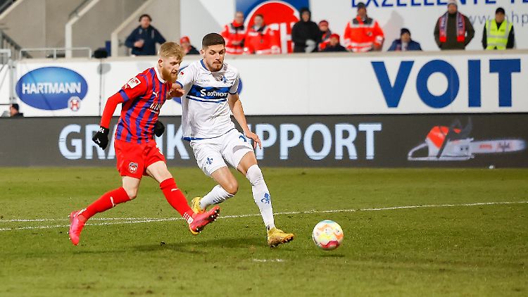 In der 89. Minute schoss Jan-Niklas Beste (l.) das einzige Tor des Abends.