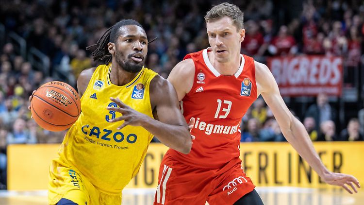 Albas Jaleen Smith (l.) im Duell mit Bayerns Andreas Obst. 