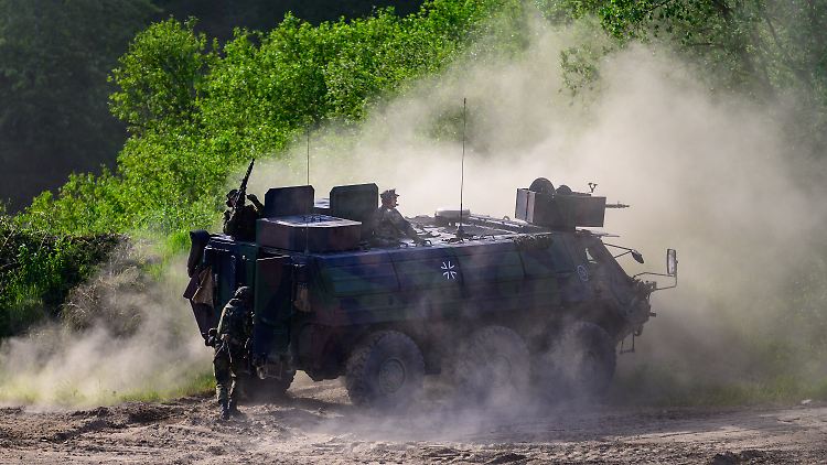 Der Radpanzer "Fuchs" steht während einer Gefechtsvorführung auf einem Übungsplatz der Bundeswehr.