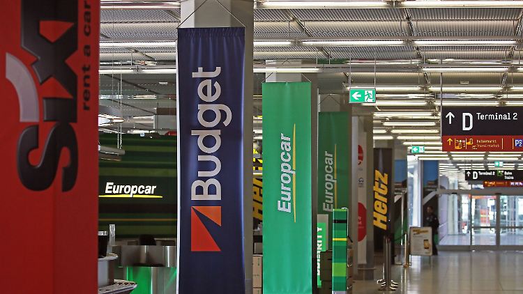 Die Schalter verschiedener Mietwagen-Anbieter am Flughafen Köln/Bonn.