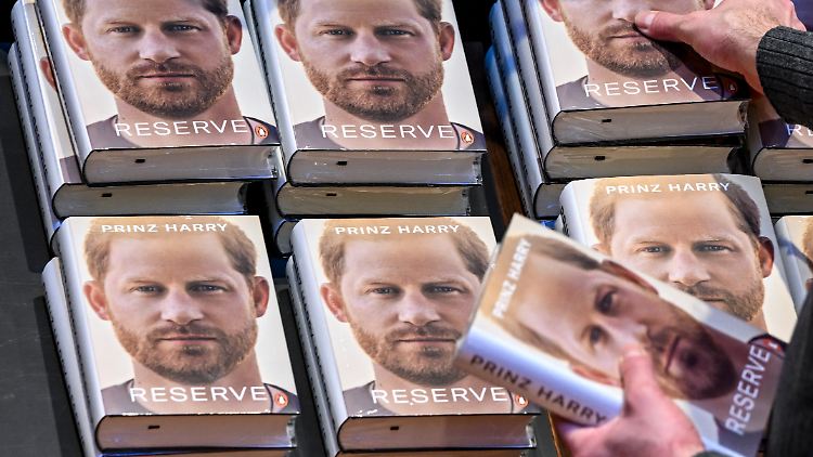 Harrys Buch "Reserve" ging weg wie warme Semmeln, sorgte aber auch für Unmut.