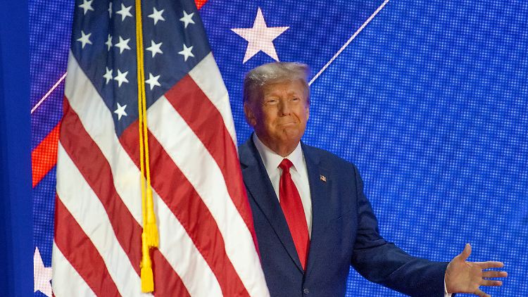 "Ich bin euer Krieger, ich bin eure Gerechtigkeit, ich bin eure Vergeltung", verspricht Trump. Doch richtig mitreißen lässt sich das Publikum nicht.