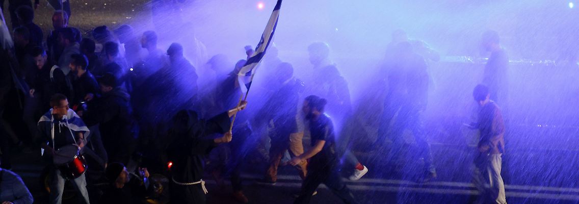 2023-03-04T205148Z_1356113516_RC28NZ95F8O4_RTRMADP_3_ISRAEL-POLITICS-JUDICIARY-PROTEST.JPG