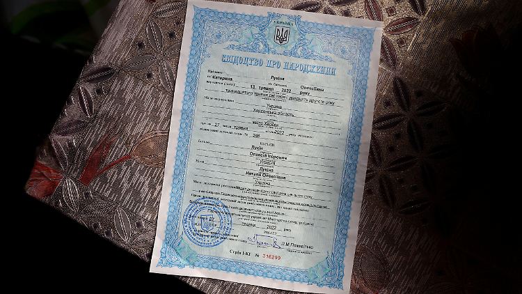 Eltern meldeten ihre Neugeborenen während der Besatzung teilweise gar nicht an, viele Kinder wurden erst nachträglich als ukrainische Staatsbürger registriert.