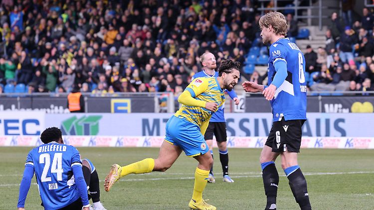 Braunschweigs Kult-Kicker Pherai dreht nach dem 2:3 ab.