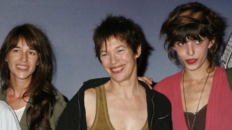 Mit Charlotte und Lou (v.l.) 2007 in Paris. Die Beziehungen sind nicht einfach, aber liebevoll.