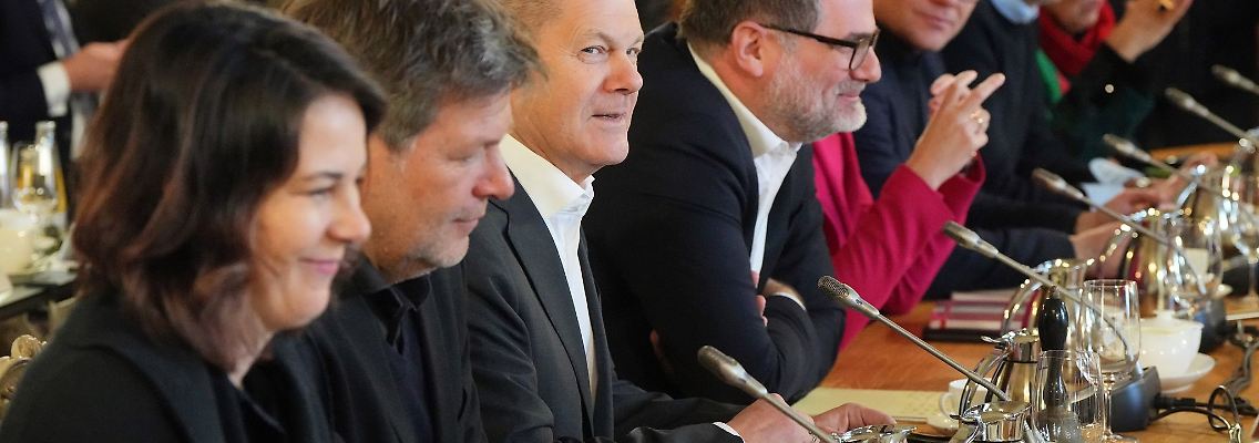 Bundeskanzler Olaf Scholz (M) eröffnet im Gästehaus der Bundesregierung in Meseberg die Klausurtagung des Bundeskabinetts.