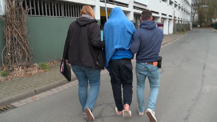 Der Mann, der wegen eines Tötungsdeliktes unter Tatverdacht steht und festgenommen wurde, wird der Haftrichterin vorgeführt.