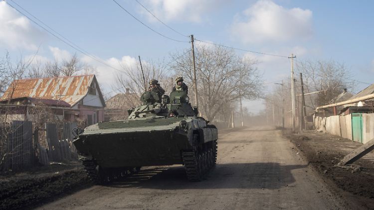 Ein ukrainischer Mannschaftstransportwagen fährt in Richtung Frontstellungen in der Nähe von Bachmut.