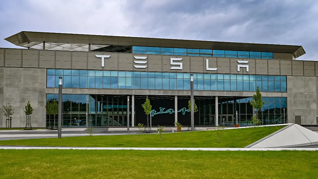 Die-Tesla-Autofabrik-in-Gruenheide-bei-Berlin