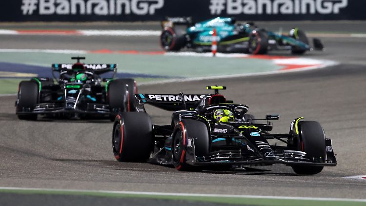 Lewis Hamilton vor George Russell, von hinten naht Stroll im Aston Martin.