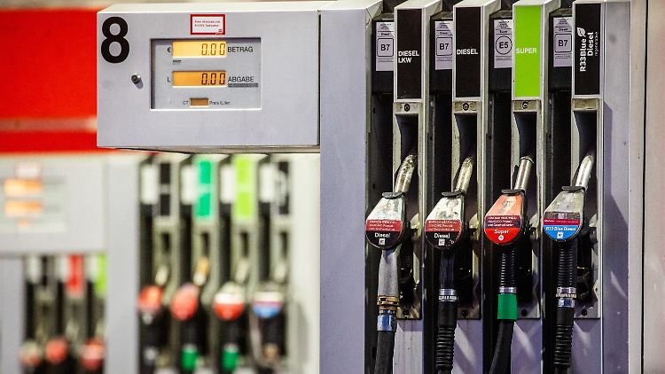 Noch vor einem Jahr schockten hohe Spritpreise die deutschen Autofahrer.