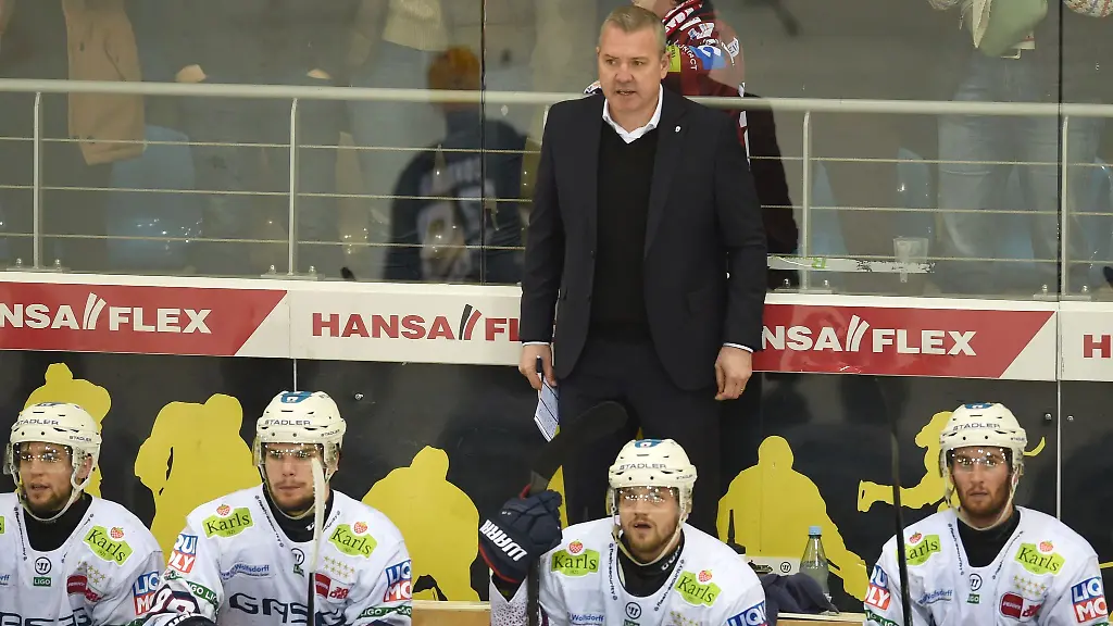 Berlins-Trainer-Serge-Rubin-steht-waehrend-des-Spiels-auf-der-Bank