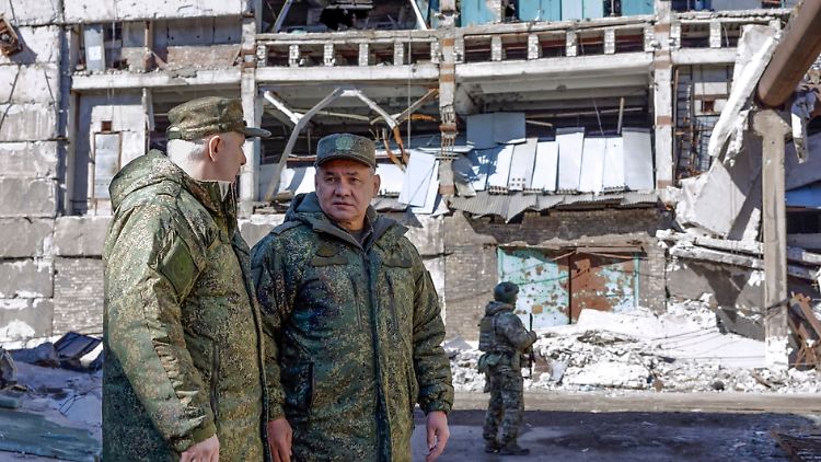 Will Präsenz zeigen: Der russische Verteidigungsminister Schoigu (r.) bei seiner Inspektionsreise in der Ukraine.