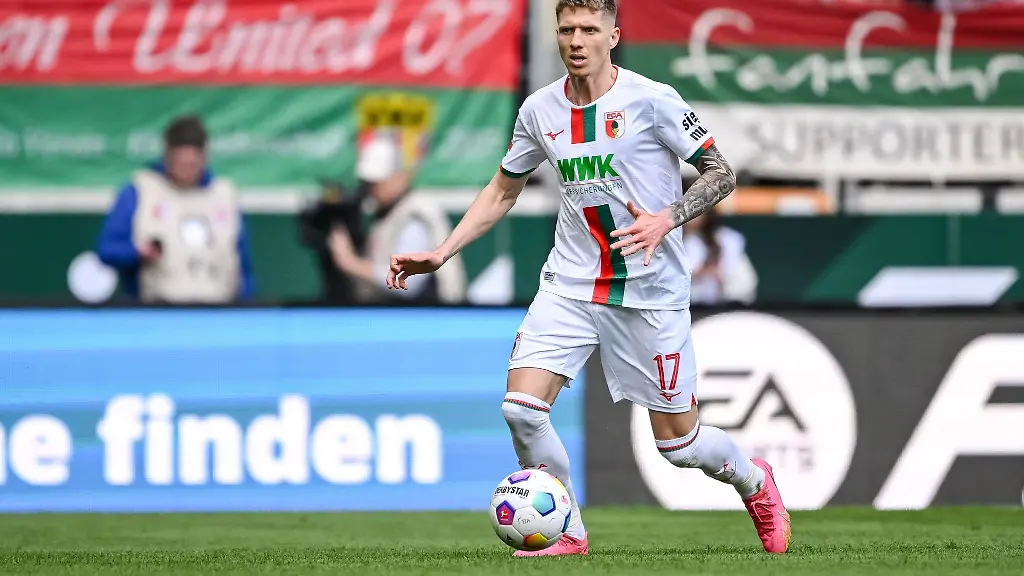 Augsburgs-Kristijan-Jakic-in-Aktion