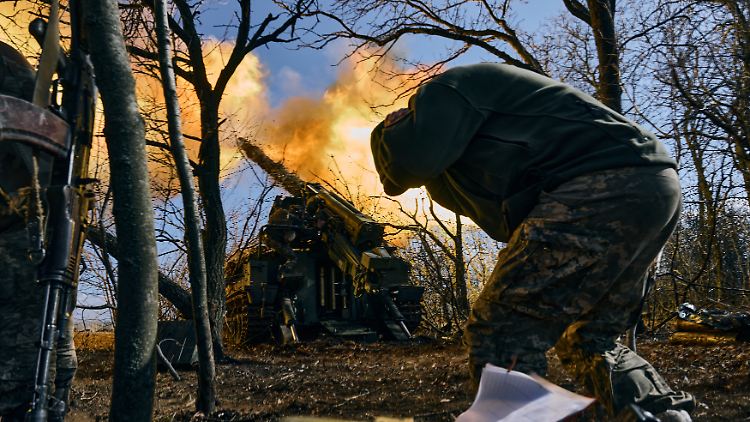 Ukrainische Soldaten feuern eine Panzerhaubitze auf russische Stellungen in der Nähe von Bachmut.