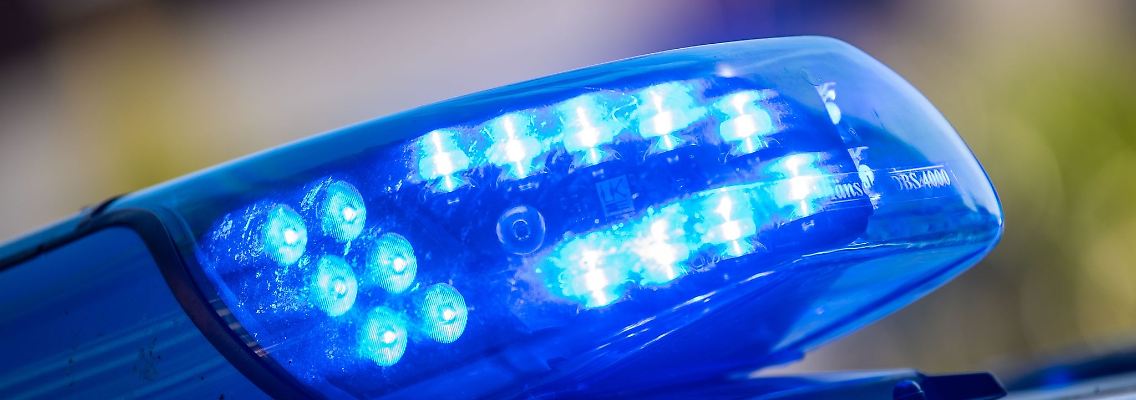 Ein Blaulicht leuchtet auf dem Dach eines Streifenwagens der Polizei.