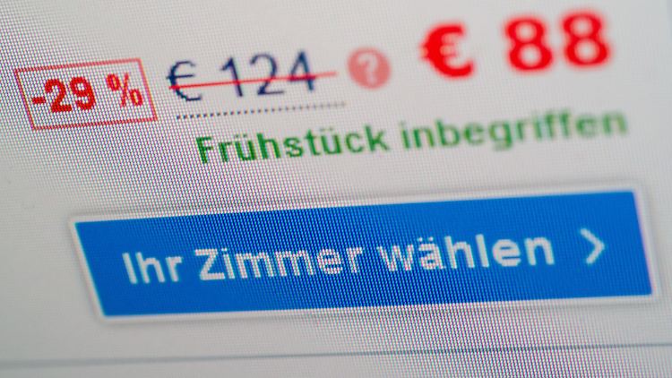 Immer vergleichen, kritisch bleiben und am besten bei Anbietern buchen, die man kennt und denen man vertraut, raten Verbraucherschützer beim Buchen von Hotels & Co. im Netz.
