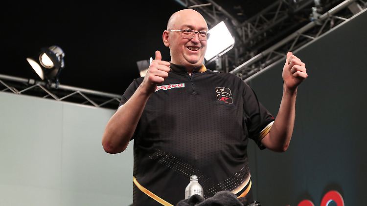 Beide Daumen nach oben: Andrew Gilding zeigt nach dem Sieg bei den UK Open eine Gefühlsexplosion.