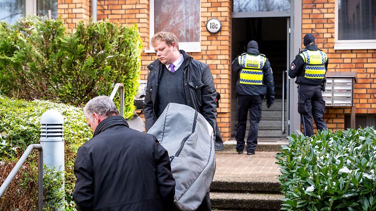 Bestatter tragen im Hamburger Stadtteil Stellingen den toten Körper der Frau in einer Leichenhülle aus einem Mehrfamilienhaus.