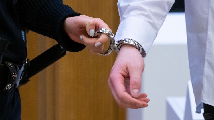 Der Hauptangeklagte muss für den Dreifachmord 13 Jahre in Haft.
