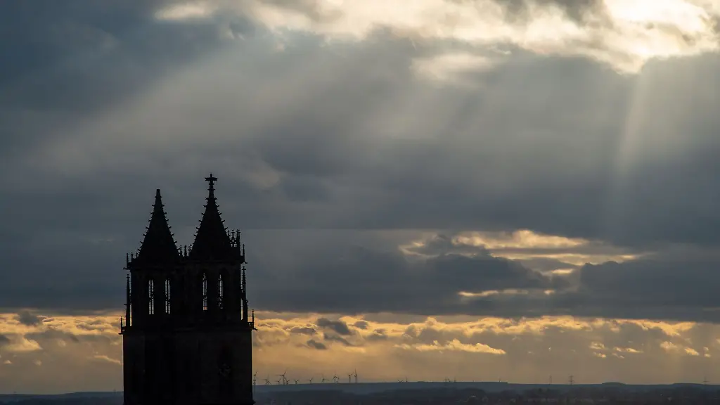Die-Sonne-bricht-fuer-einen-kurzen-Augenblick-durch-die-Wolken-die-ueber-Dom-und-Landeshauptstadt-hinwegziehen