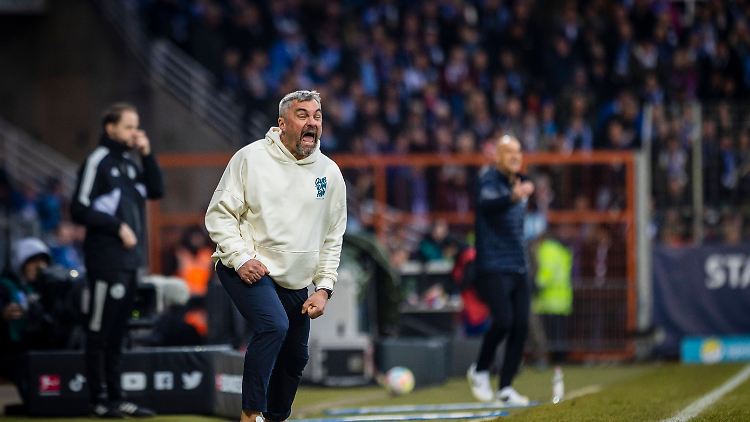 Thomas Reis trainiert die Mannschaft der Stunde.