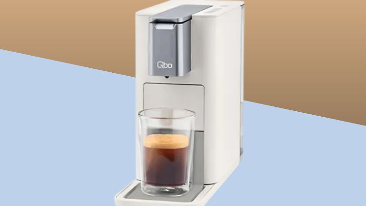 Kompakte Kaffeemaschine mit recycelbaren Kapseln: die Qbo von Tchibo.