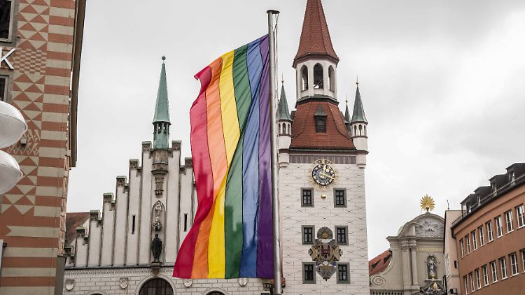 Bayern hisst die Fahne - doch hat als einziges Bundesland noch keinen Aktionsplan für Vielfalt und Akzeptanz von LGBTQ.
