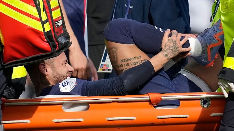 PSG-Stürmer Neymar muss am Knöchel operiert werden und fällt womöglich für den Rest der Saison aus.