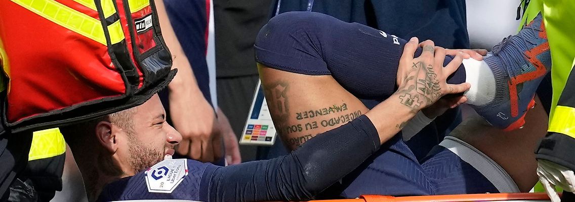 PSG-Stürmer Neymar muss am Knöchel operiert werden und fällt womöglich für den Rest der Saison aus.