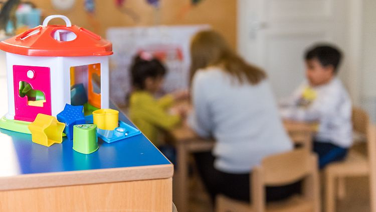 Insgesamt gibt es in Deutschland rund 400 Frauenhäuser und Schutzwohnungen mit knapp 8100 Plätzen. 