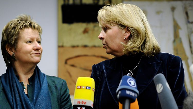 Ministerpräsidentin Kraft (r.) und Bildungsministerin Löhrmann betonen, ihre Regierung sei "voll handlungsfähig".
