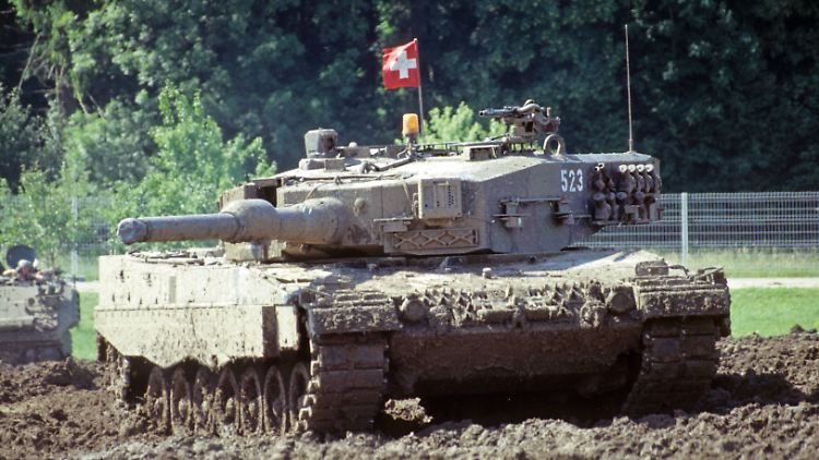 Ein Teil der Schweizer Leoparden-Flotte ist noch in Betrieb, ein Teil wurde weiterverkauft, umgebaut oder dient als Ersatzteillager. 