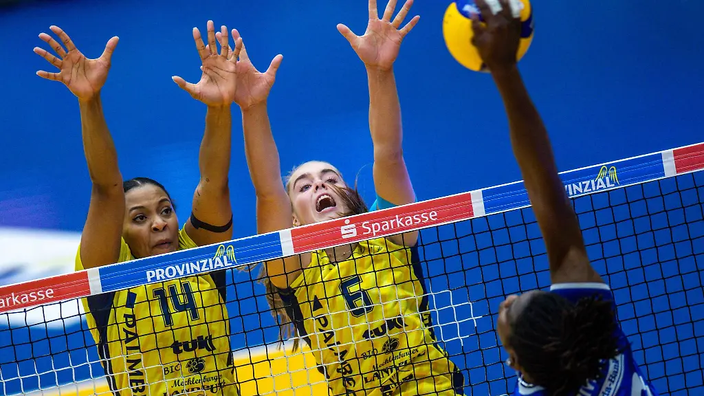 Jazmine-White-l-und-Nova-Marring-vom-SSC-Palmberg-Schwerin-blocken-einen-Ball-ab