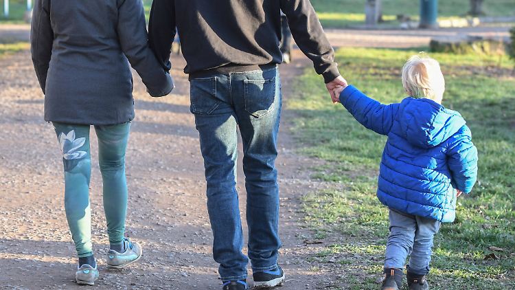 Meist sind es Frauen, die in Familien länger im Beruf aussetzen. Das wirkt sich langfristig auf die Einkommen und die Renten aus.