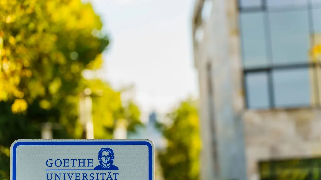 Ein-Schild-mit-der-Aufschrift-Goethe-Universitaet-Frankfurt-am-Main-steht-auf-dem-Campus-Westend