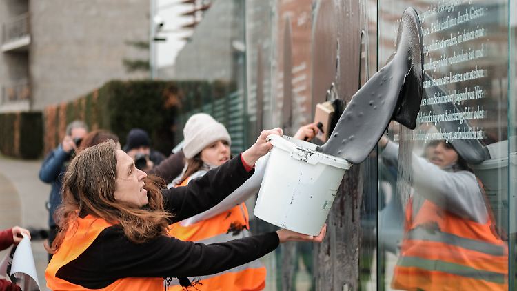 Aktivisten der "Letzten Generation" hatten das Grundgesetz-Denkmal in Berlin am Samstag mit schwarzer Farbe übergossen.