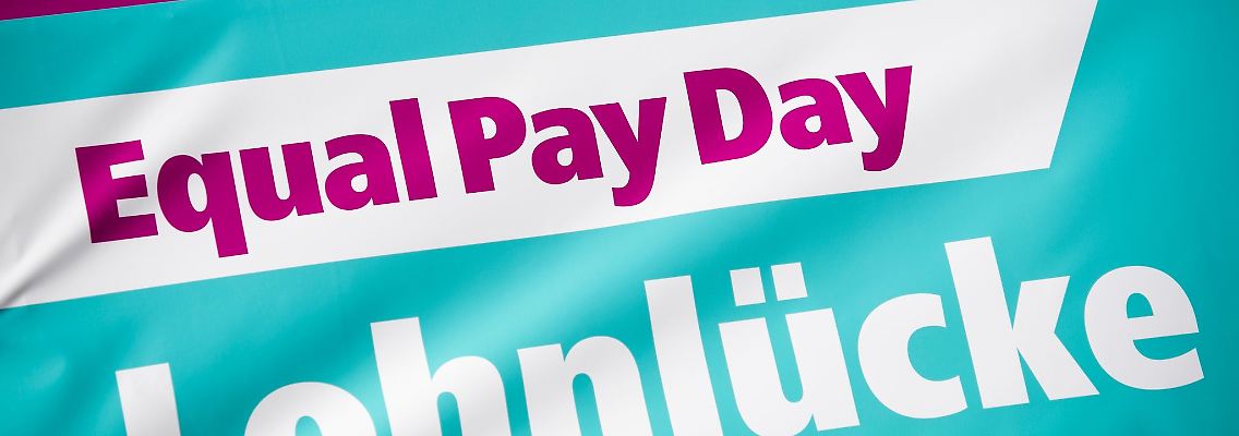 Ein Banner mit der Aufschrift "Equal Pay Day - Lohnlücke".