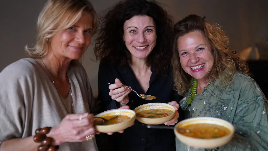 Haya-Molcho-r-l-Abury-Gruenderin-Andrea-Bury-und-Mitgruenderin-Petra-Hoffmann-halten-eine-Linsensuppe-im-25-Hours-Hotel-Altes-Hafenamt-in-der-Hafencity-in-den-Haenden