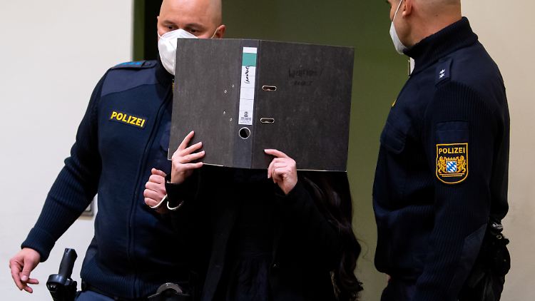 Unter anderem soll Jennifer W. tatenlos dabei zugesehen haben, wie ihr Mann ein fünfjähriges jesidisches Mädchen qualvoll verdursten ließ.