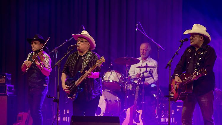 Truck Stop heute von links nach rechts: Tim Reese (Geige), Knut Bewersdorff (Gitarre), Teddy Ibing (Schlagzeug) und Andreas Cisek (Gesang, Gitarre).