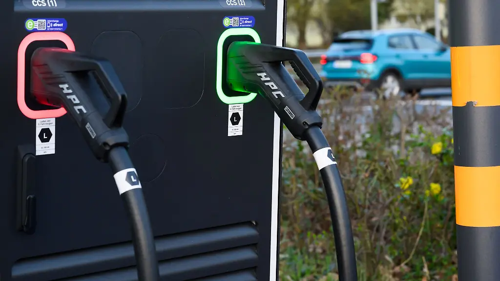 Zwei-Ladekabel-haengen-an-einer-Schnellladesaeule-fuer-Elektroautos-in-der-Region-Hannover