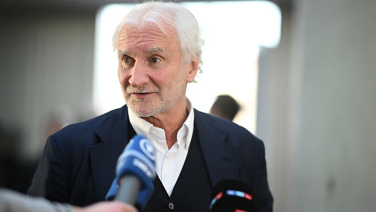 Für einen Sportdirektor muss Rudi Völler sich entscheiden.