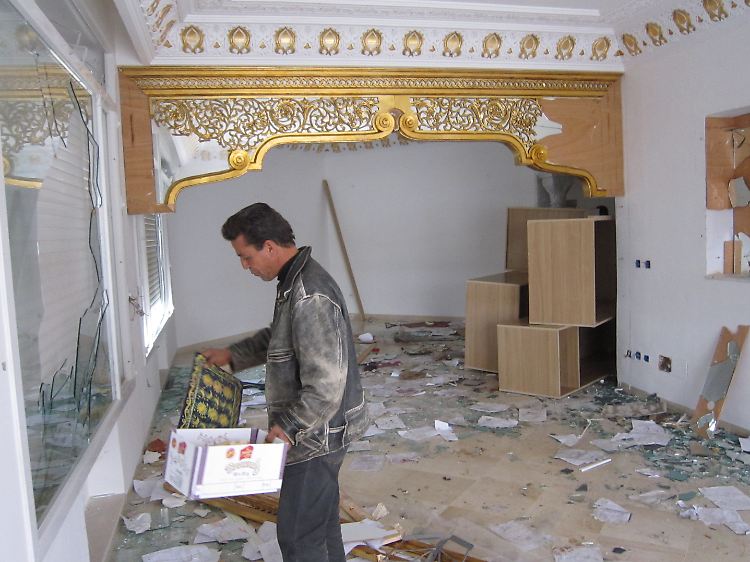 Einige Tunesier schaffen vollendete Tatsachen und plündern eine Villa des Trabelsi-Clans in Tunis.