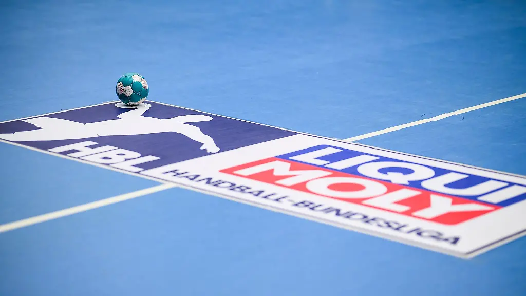 Ein-Ball-liegt-auf-dem-Logo-der-LIQUI-MOLY-Handball-Bundesliga