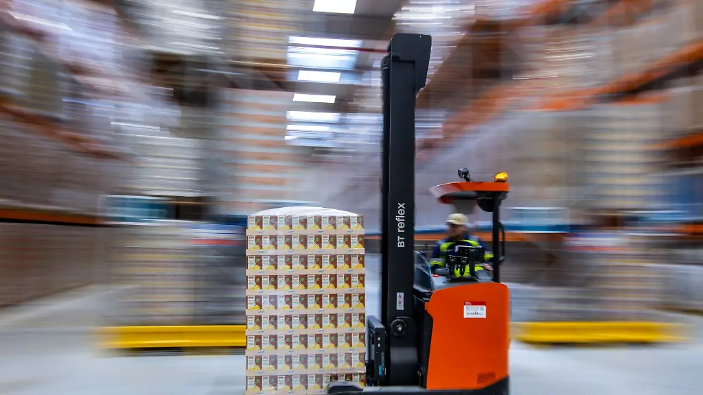 Gabelstapler-transportieren-im-neuen-Hochregallager-des-Logistikunternehmens-DB-Schenker-Paletten-mit-Lagergut-zu-den-Stellplaetzen